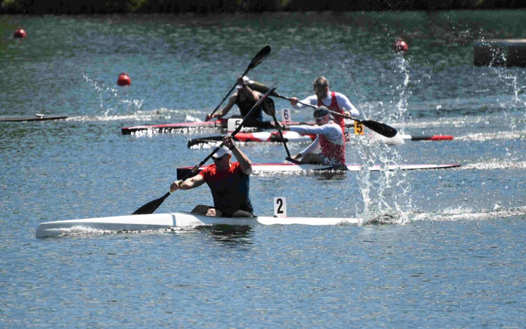 Rennkanuten fahren ein Sprintrennen in K1