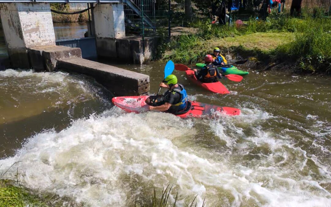 Kanufahrer fährt mit Boot in eine Strömung