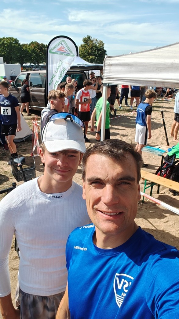 Niklas mit Sebastian als Trainerassistenz beim Mehrkampf