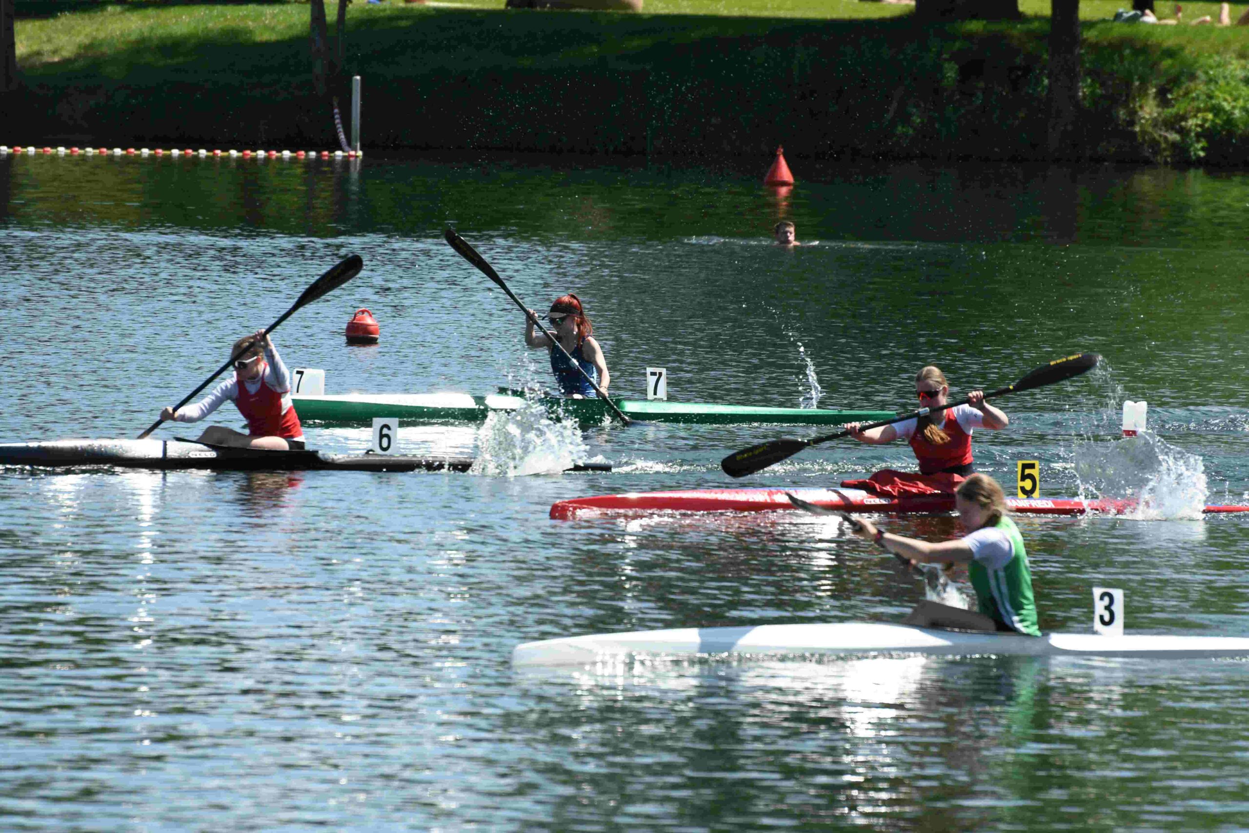 Kanu Rennsport Athletinnen im Wettkampf auf dem Schleichersee