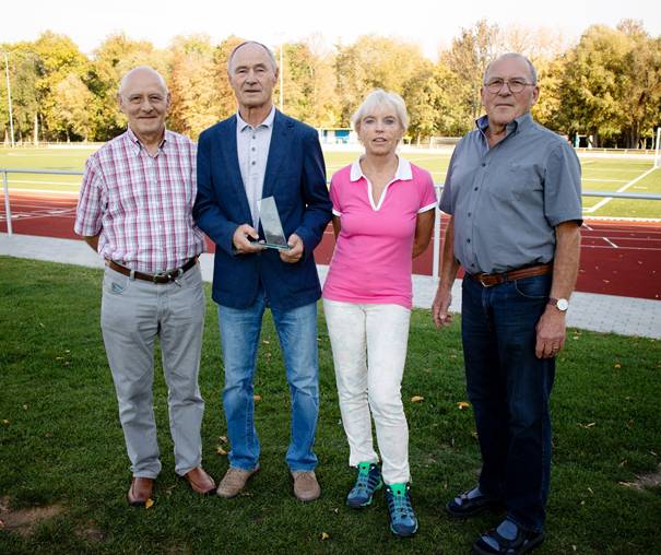 Das Kollegium des Hochschulsports: v. l. Hans-Georg Kremer, Wilhelm Tell, Betina Justus und Manfred Rosemann. Wilhelm Tell hält den Ehrenpreis als ADH (Allgemeiner Deutscher Hochschulsportverband) für die Jenaer Uni als Hochschule des Jahres 2000. (Foto Andrea Altmann)
