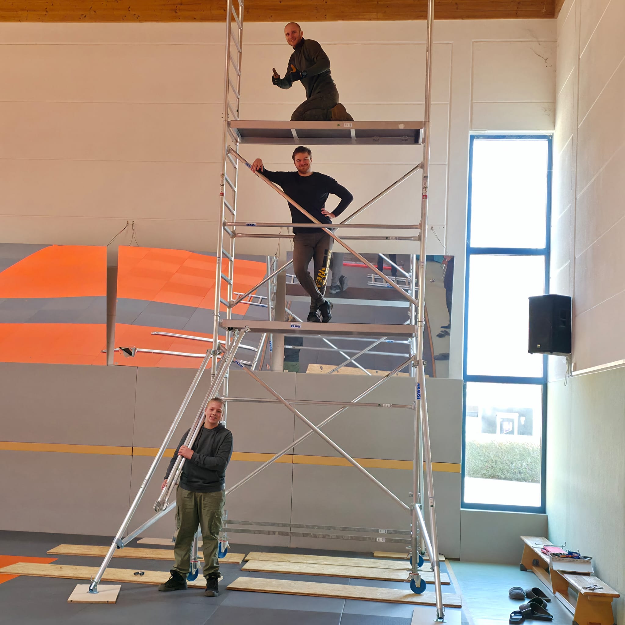 Kampfsportler beim Frühjahrsputz Kampfsportler beim Frühjahrsputz