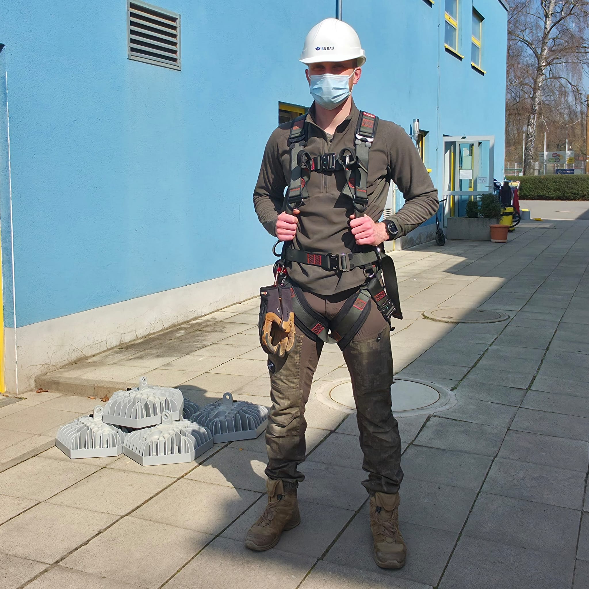 Kampfsportler beim Frühjahrsputz Kampfsportler beim Frühjahrsputz