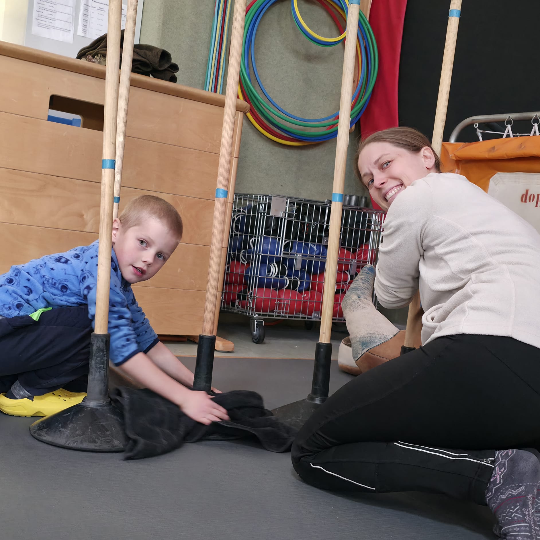 Kampfsportler beim Frühjahrsputz Kampfsportler beim Frühjahrsputz