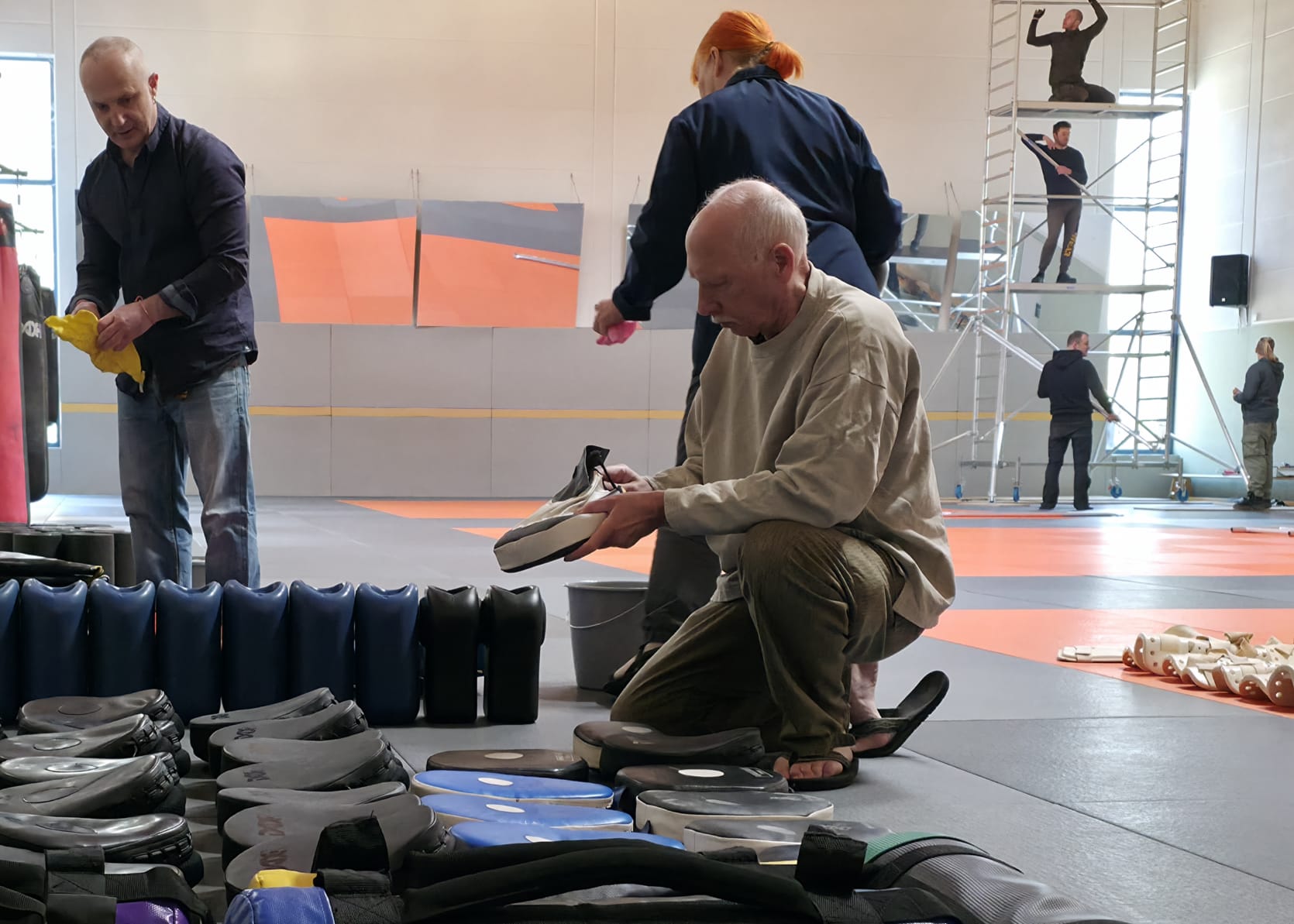 Kampfsportler beim Frühjahrsputz Kampfsportler beim Frühjahrsputz