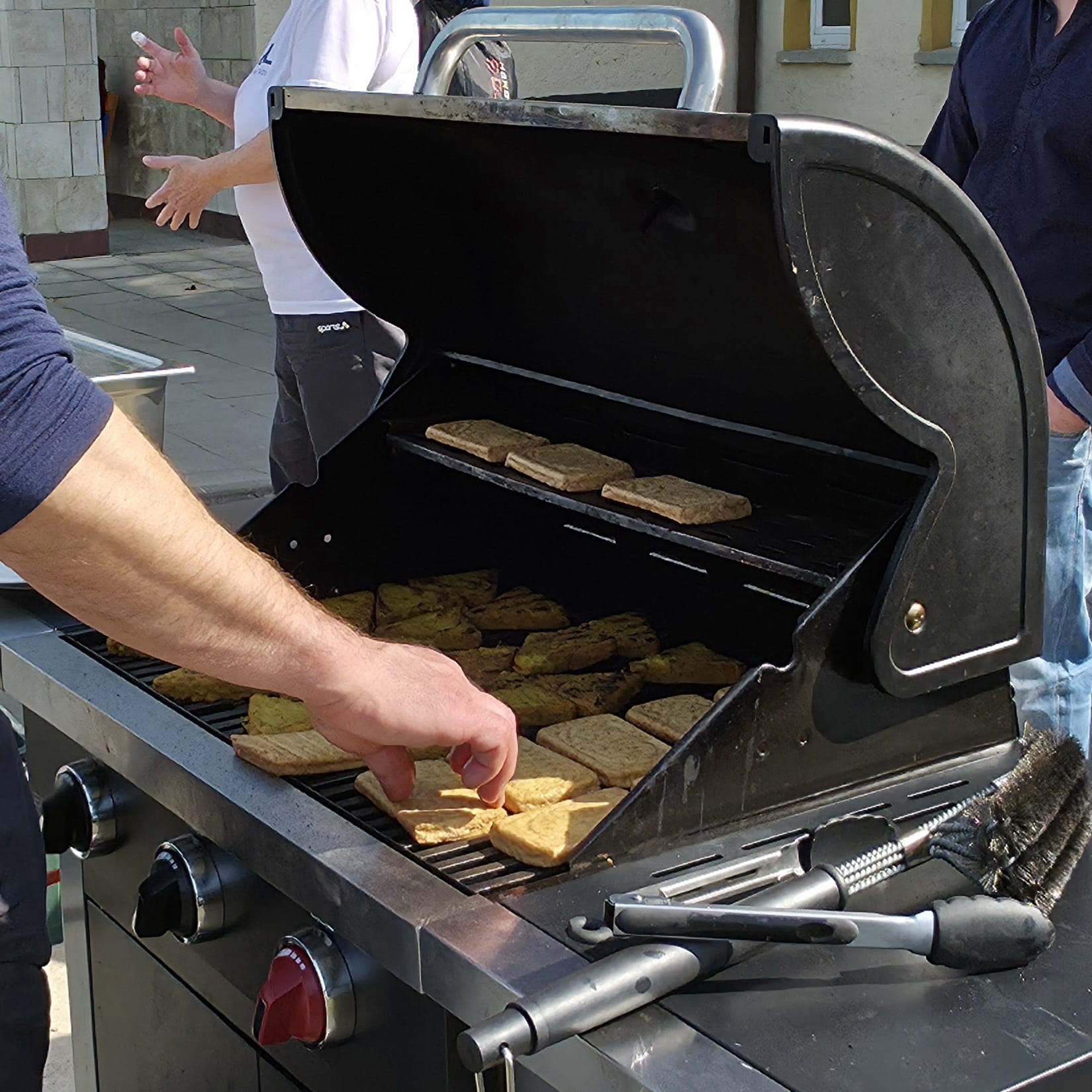 Kampfsportler beim Frühjahrsputz Kampfsportler beim Frühjahrsputz